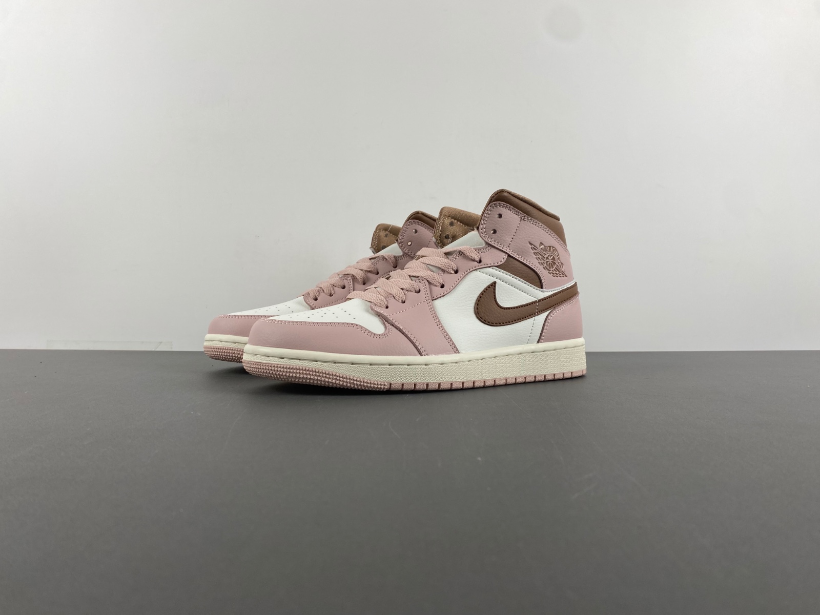Air Jordan 1 Mid Feasts  BQ6472-620