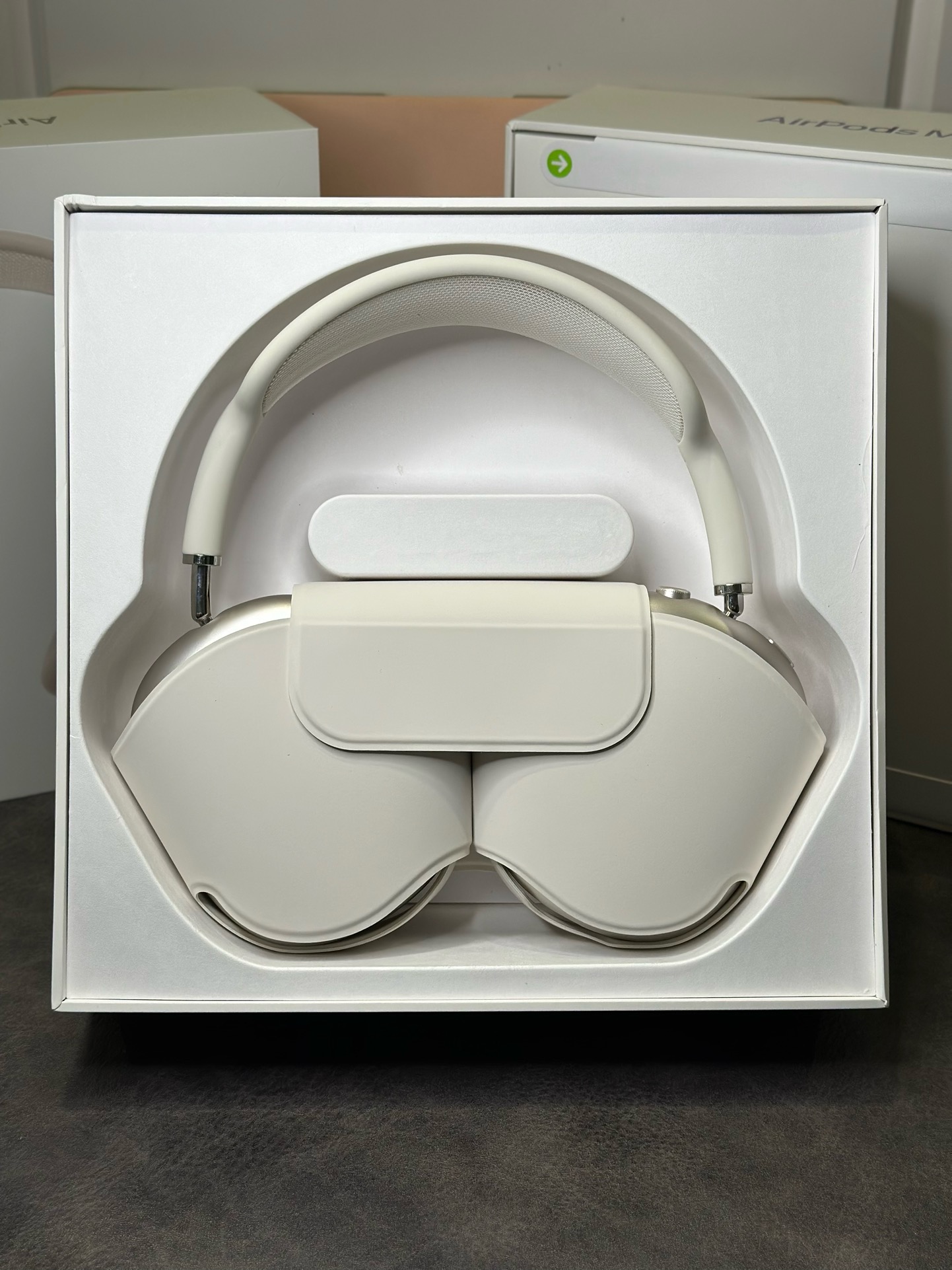 AirPods Max (white)