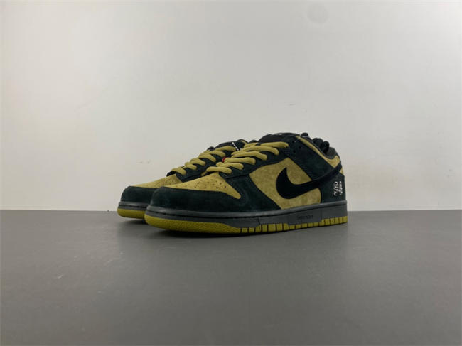 Supreme x Nike SB Dunk Low “Camper Green” HQ8487-300